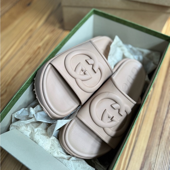 Gucci Interlocking G Rubber Slide Sandals - Picture 3 of 5